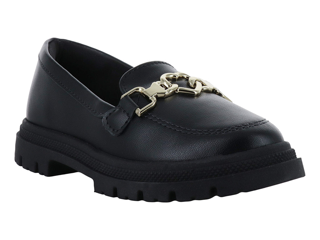 Zapato mocasín negro para niños con suela track y detalle de hebilla dorada.