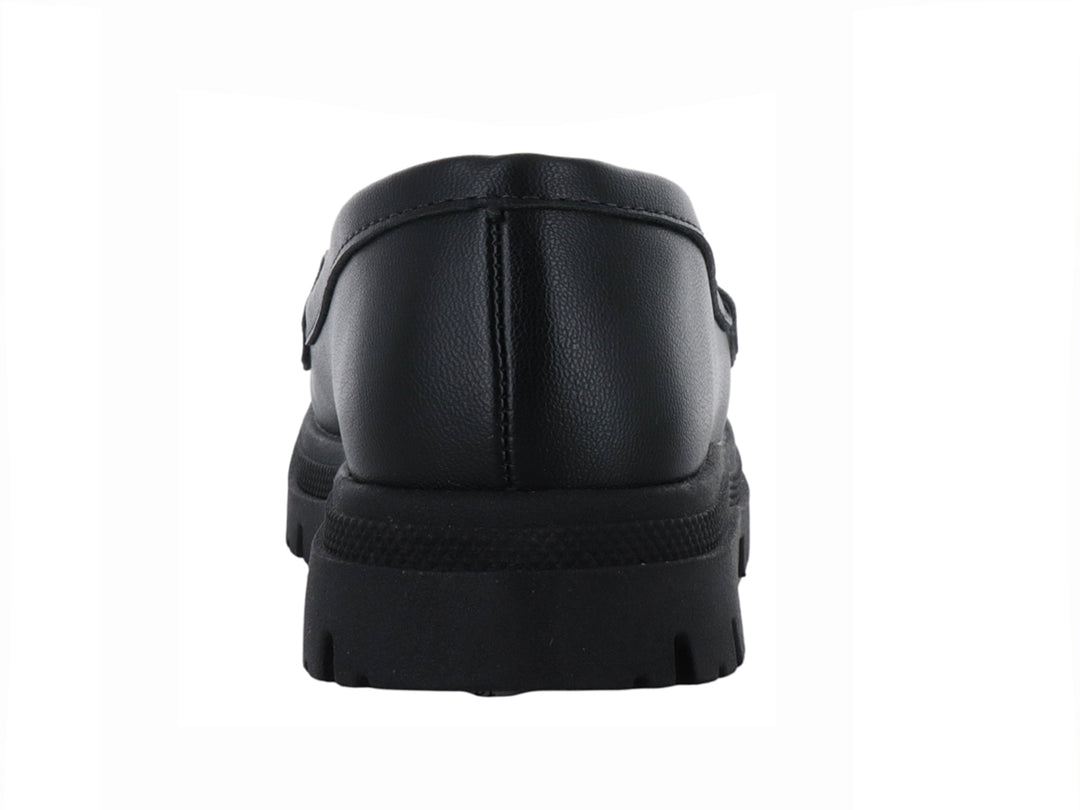 Zapato mocasín negro para niños con suela track y detalle de hebilla dorada.