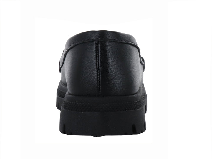 Zapato mocasín negro para niños con suela track y detalle de hebilla dorada.