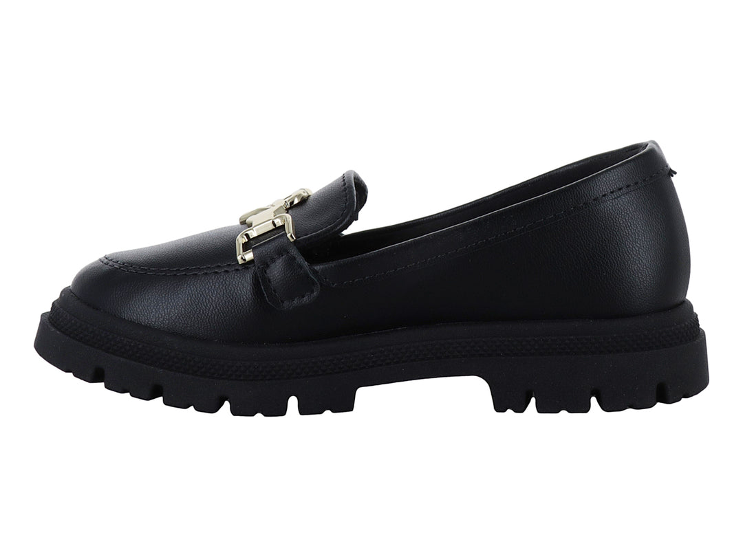 Zapato mocasín negro para niños con suela track y detalle de hebilla dorada.