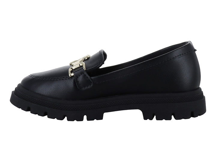 Zapato mocasín negro para niños con suela track y detalle de hebilla dorada.