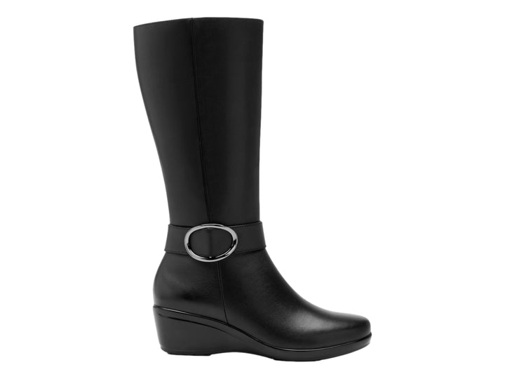 Bota alta de cuero negro con hebilla plateada y tacón de plataforma.