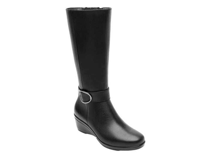 Bota alta de cuero negro con hebilla plateada y tacón de plataforma.