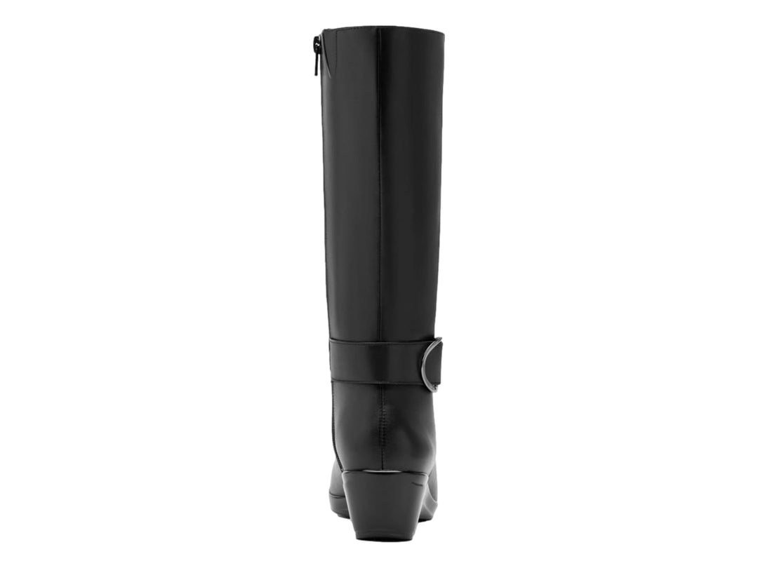 Bota alta de cuero negro con hebilla plateada y tacón de plataforma.