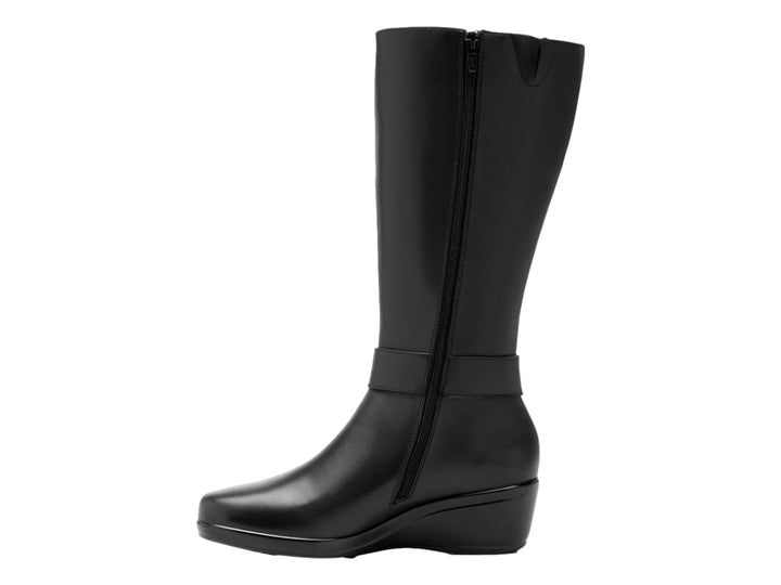 Bota alta de cuero negro con hebilla plateada y tacón de plataforma.