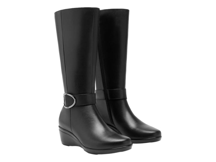 Bota alta de cuero negro con hebilla plateada y tacón de plataforma.