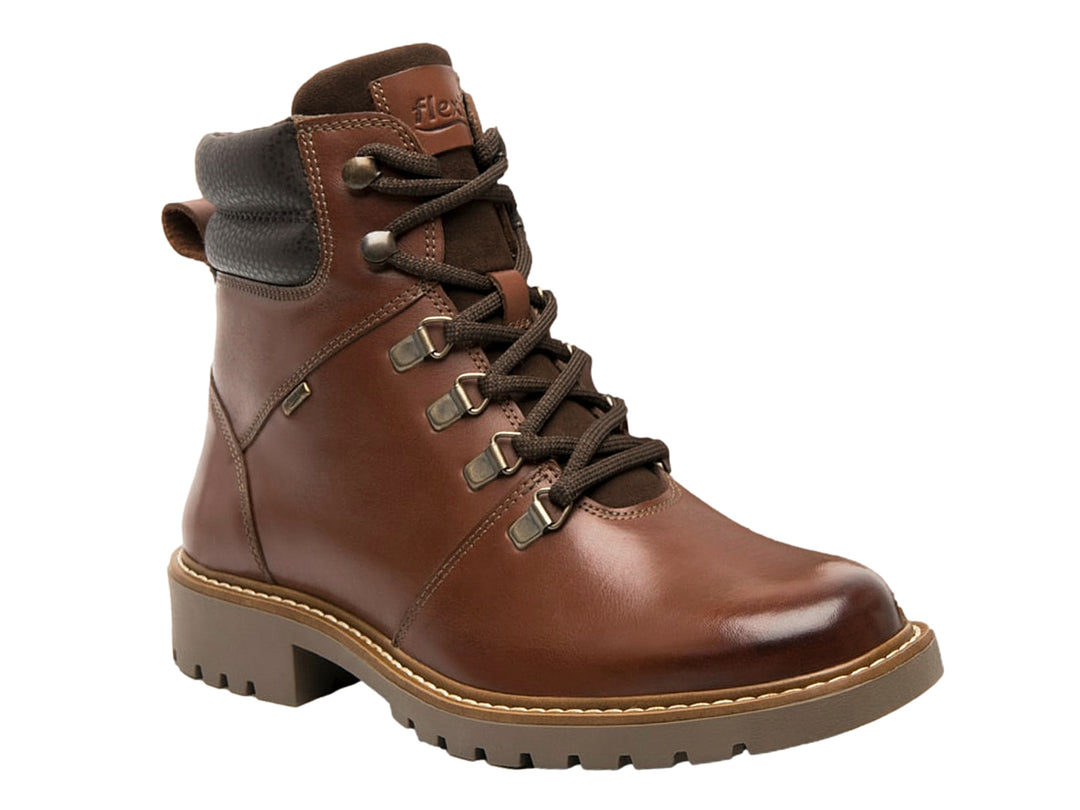 Bota de cuero color cognac con agujetas y suela track.