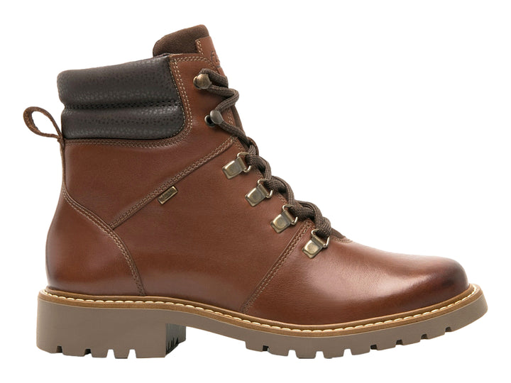 Bota de cuero color cognac con agujetas y suela track.