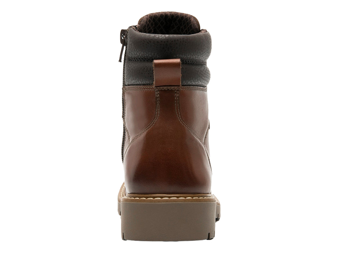 Bota de cuero color cognac con agujetas y suela track.