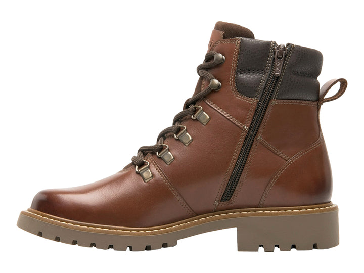 Bota de cuero color cognac con agujetas y suela track.