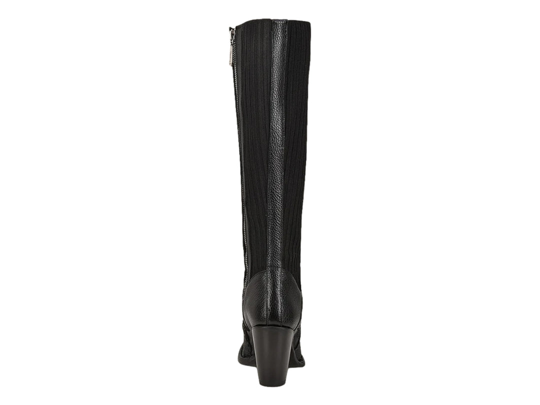 Bota vaquera alta de cuero negro para mujer con tacón bloque y detalles decorativos en marrón.