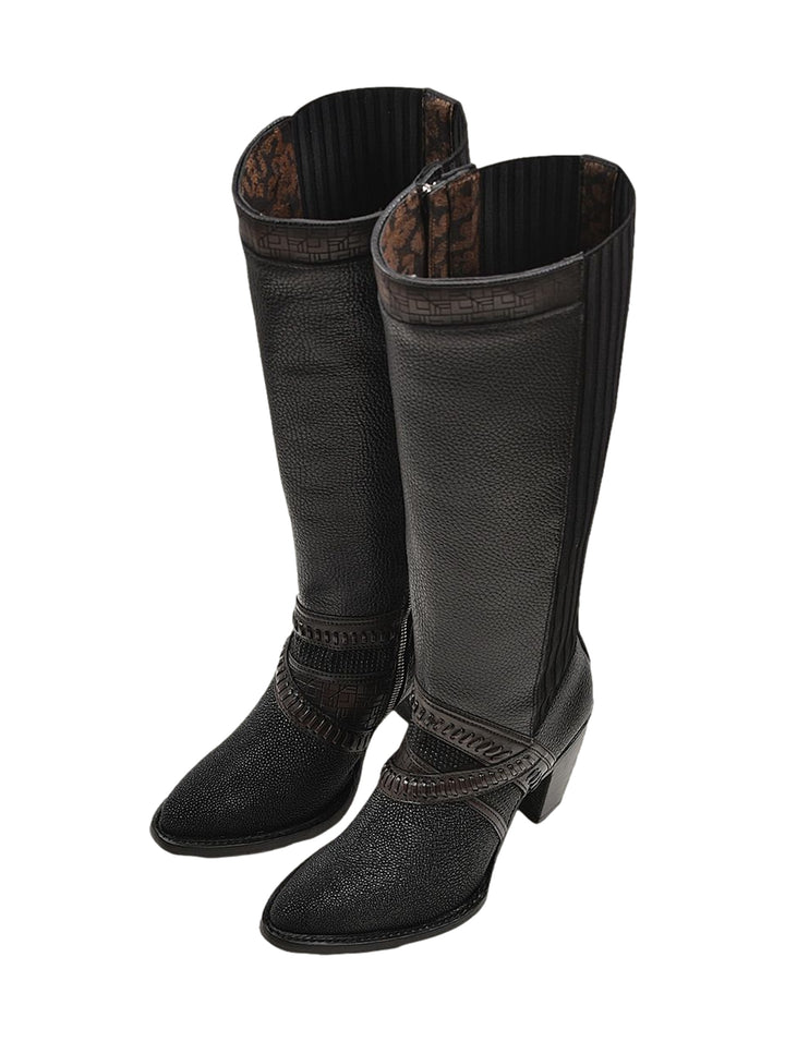 Bota vaquera alta de cuero negro para mujer con tacón bloque y detalles decorativos en marrón.