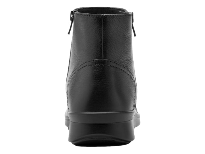 Botín Flexi de cuero negro para mujer con cierre lateral y suela plana negra.