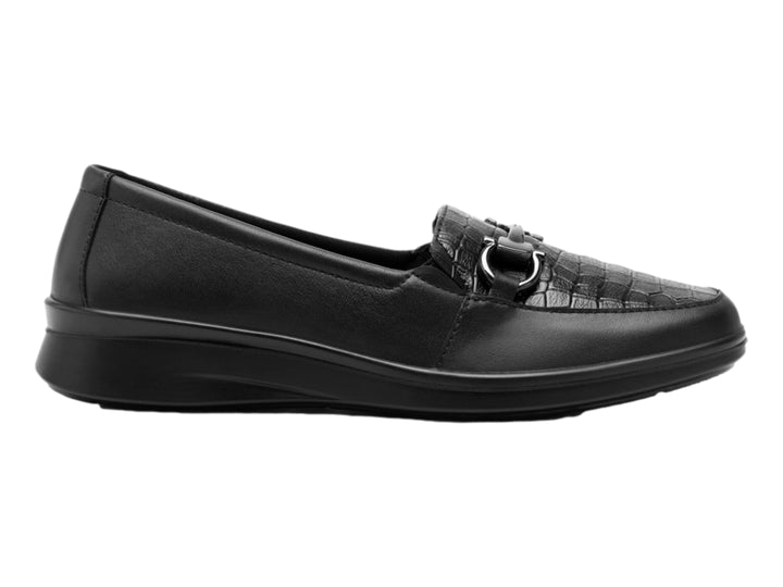 Zapato plano Flexi para mujer en color negro, con detalle de textura en la punta y herraje metálico.