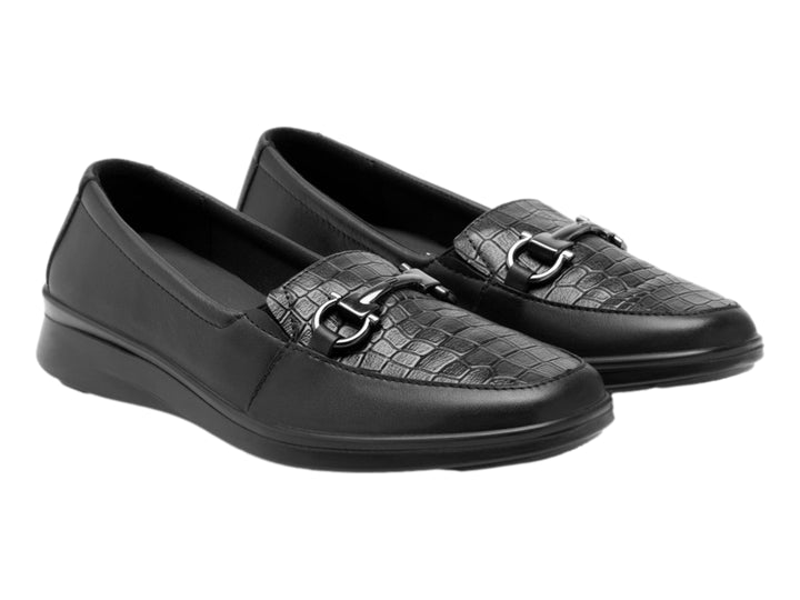 Zapato plano Flexi para mujer en color negro, con detalle de textura en la punta y herraje metálico.