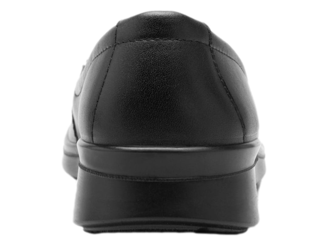 Zapato plano Flexi para mujer en color negro, con detalle de textura en la punta y herraje metálico.