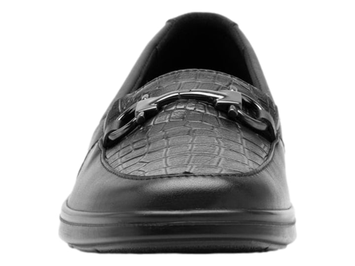 Zapato plano Flexi para mujer en color negro, con detalle de textura en la punta y herraje metálico.