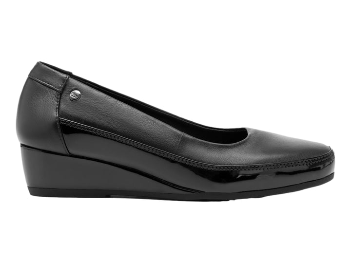 Zapato negro de cuña para mujer con detalles en charol y acabado mate.