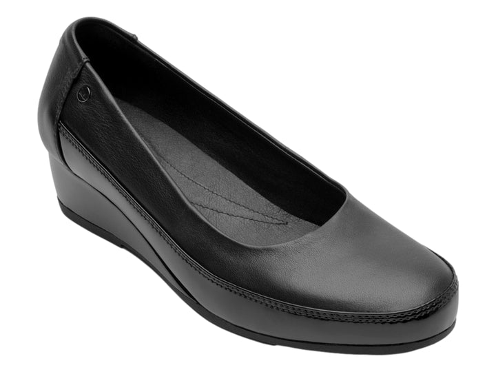 Zapato negro de cuña para mujer con detalles en charol y acabado mate.