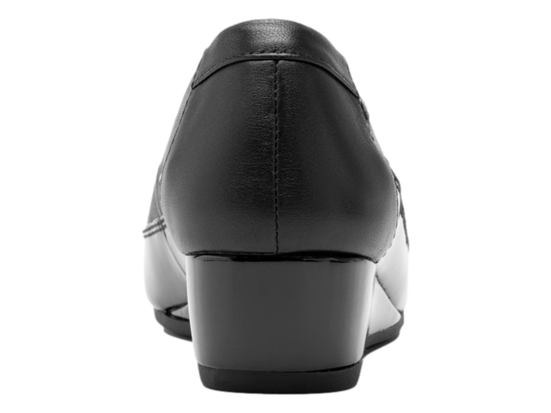 Zapato negro de cuña para mujer con detalles en charol y acabado mate.