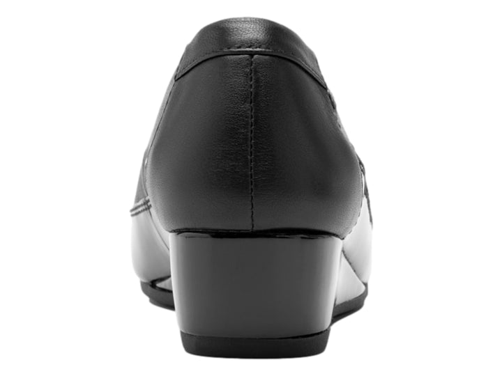 Zapato negro de cuña para mujer con detalles en charol y acabado mate.