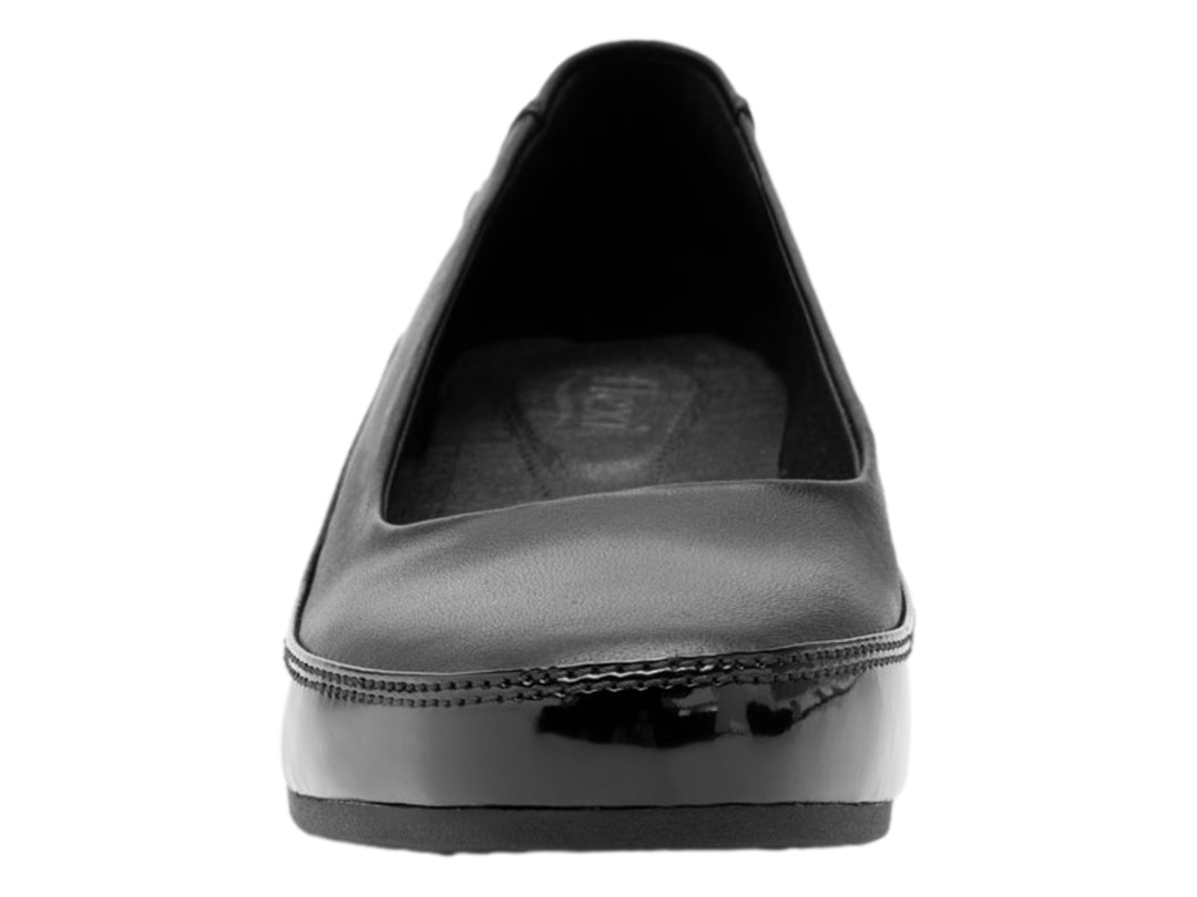 Zapato negro de cuña para mujer con detalles en charol y acabado mate.