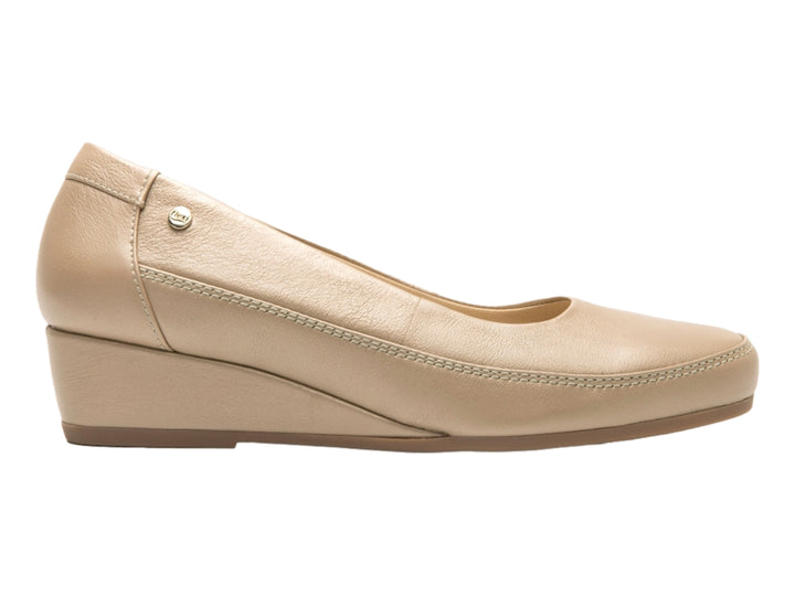 Zapato plano Flexi color taupe para mujer con tacón de cuña bajo y acabado en cuero liso.