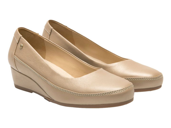Zapato plano Flexi color taupe para mujer con tacón de cuña bajo y acabado en cuero liso.