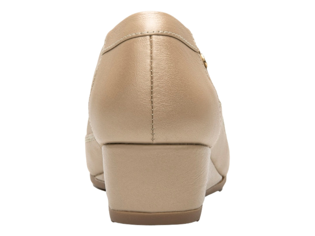 Zapato plano Flexi color taupe para mujer con tacón de cuña bajo y acabado en cuero liso.