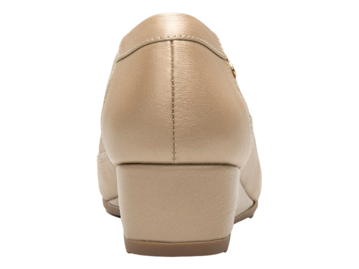 Zapato plano Flexi color taupe para mujer con tacón de cuña bajo y acabado en cuero liso.