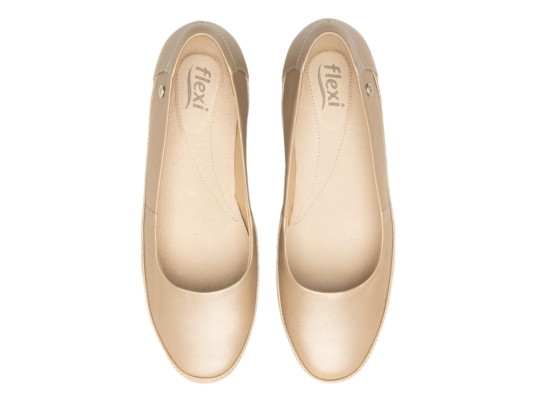 Zapato plano Flexi color taupe para mujer con tacón de cuña bajo y acabado en cuero liso.