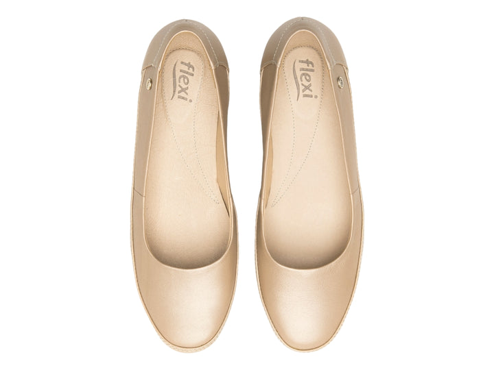 Zapato plano Flexi color taupe para mujer con tacón de cuña bajo y acabado en cuero liso.