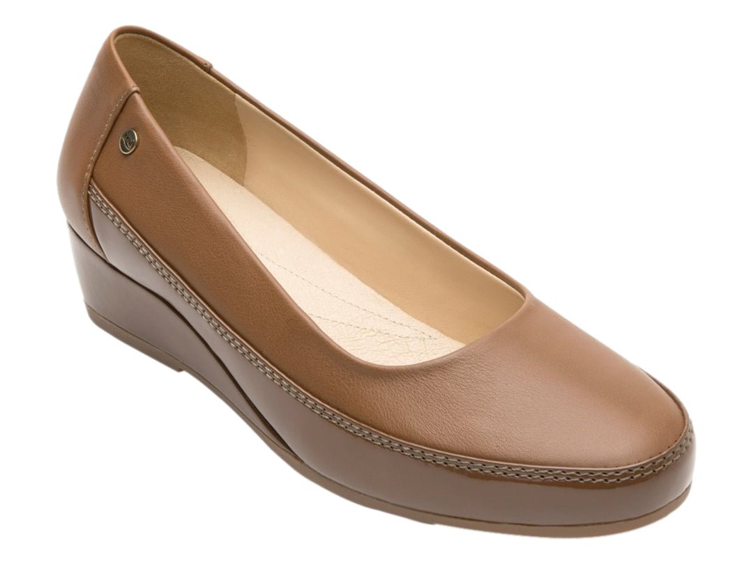 Zapato plano para mujer color tan con cuña baja y acabado liso.
