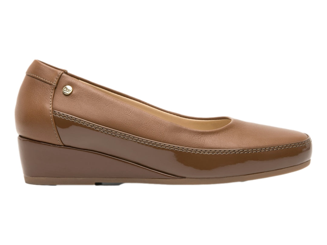 Zapato plano para mujer color tan con cuña baja y acabado liso.