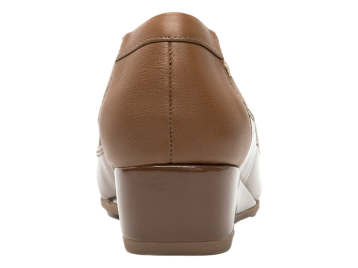 Zapato plano para mujer color tan con cuña baja y acabado liso.