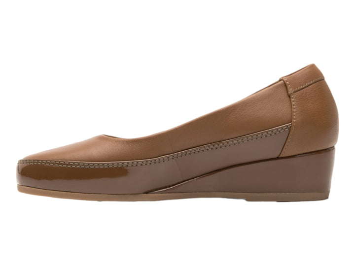 Zapato plano para mujer color tan con cuña baja y acabado liso.