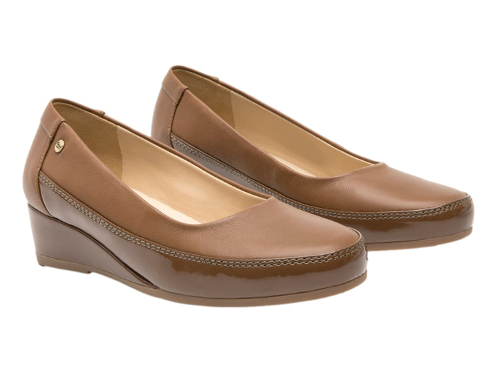 Zapato plano para mujer color tan con cuña baja y acabado liso.