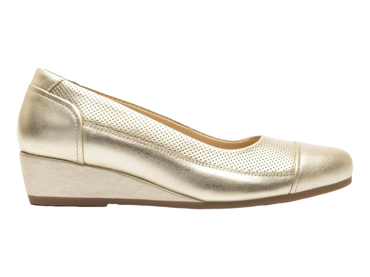 Zapato de cuña color oro con detalles perforados en la parte superior.