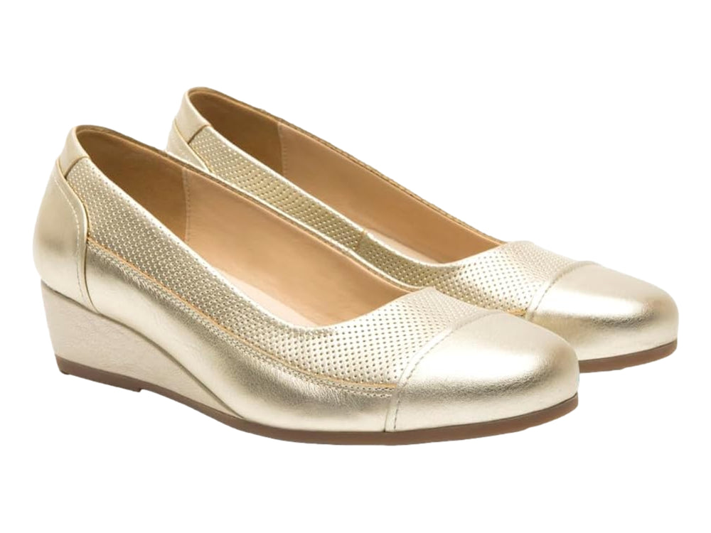 Zapato de cuña color oro con detalles perforados en la parte superior.