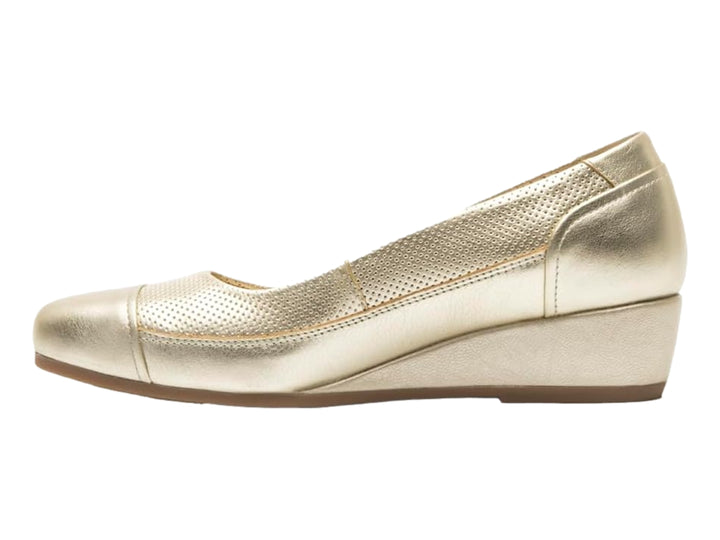 Zapato de cuña color oro con detalles perforados en la parte superior.