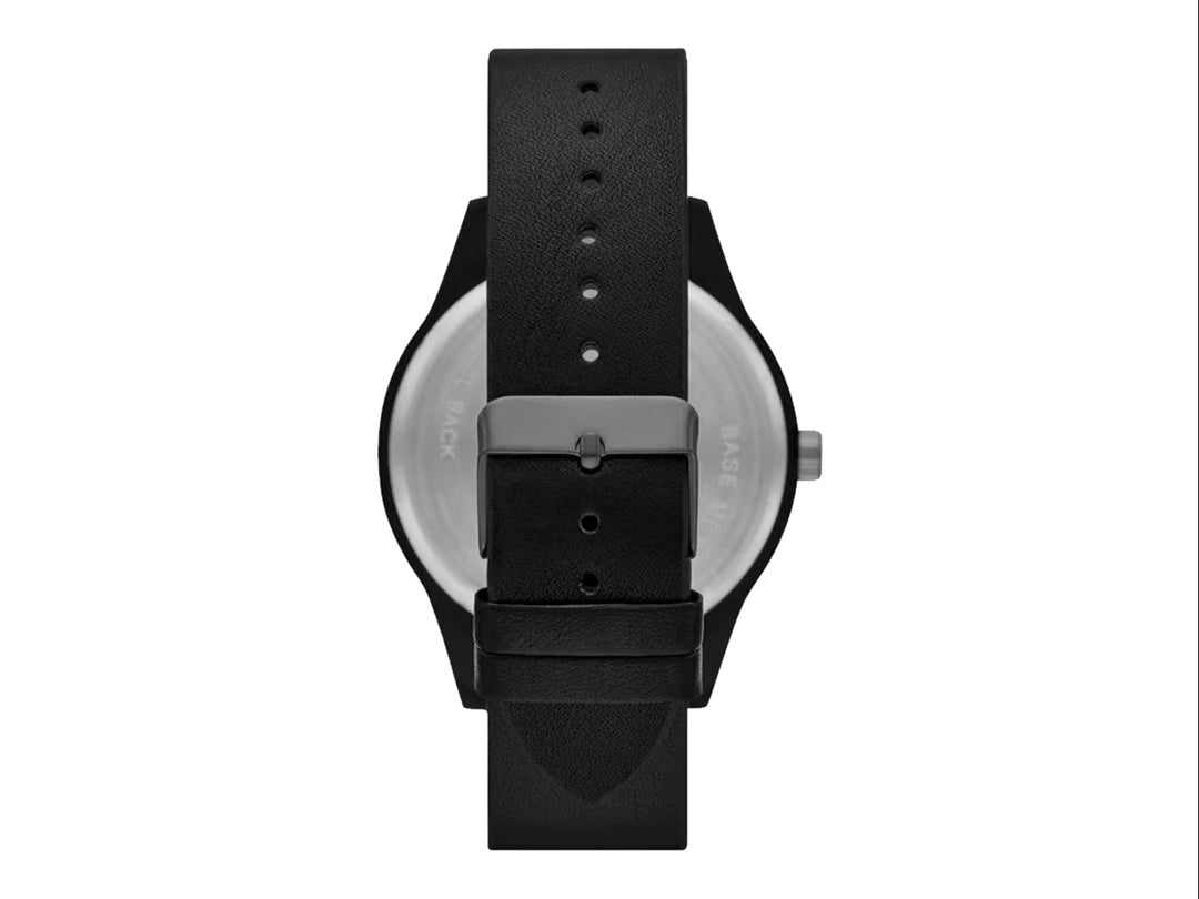 Set de 5 piezas para Hombre que incluye un reloj analógico negro y cuatro pulseras a juego en color negro mate.