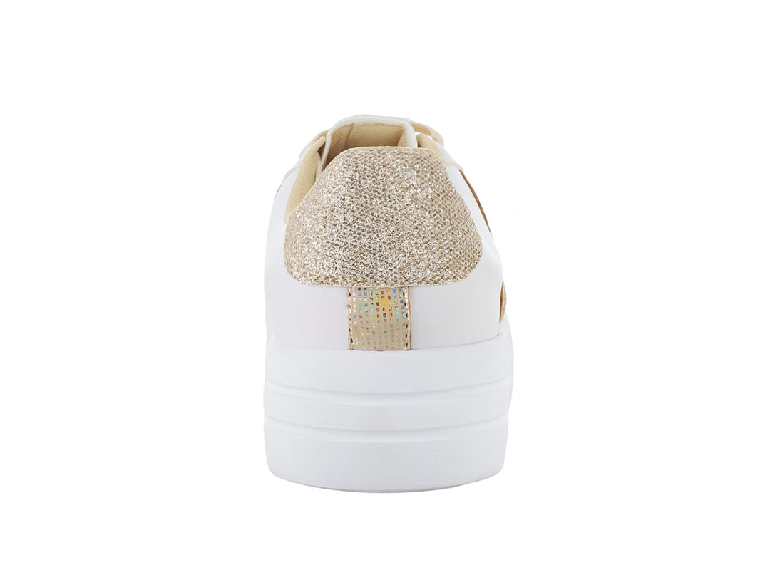 Tenis blancos de plataforma para niña con detalles brillantes en dorado y beige.