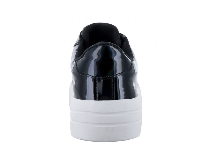 Tenis negros de charol con suela blanca y agujetas brillantes.