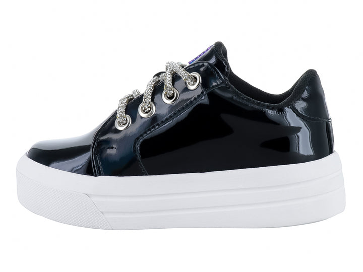 Tenis negros de charol con suela blanca y agujetas brillantes.