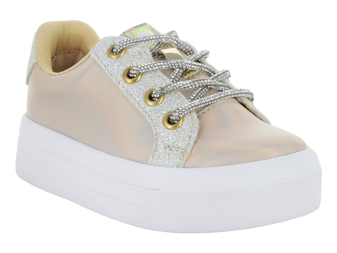 Tenis Kassandra color platino con detalles de glitter, cordones plateados y suela de plataforma blanca.