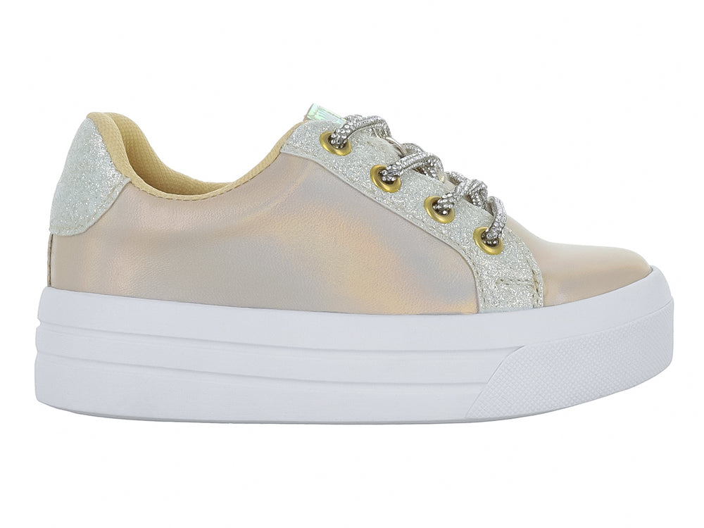 Tenis Kassandra color platino con detalles de glitter, cordones plateados y suela de plataforma blanca.