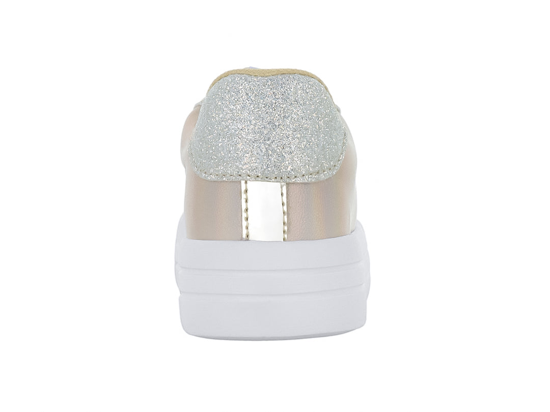 Tenis Kassandra color platino con detalles de glitter, cordones plateados y suela de plataforma blanca.