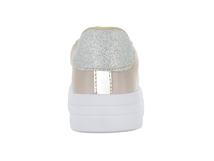 Tenis Kassandra color platino con detalles de glitter, cordones plateados y suela de plataforma blanca.