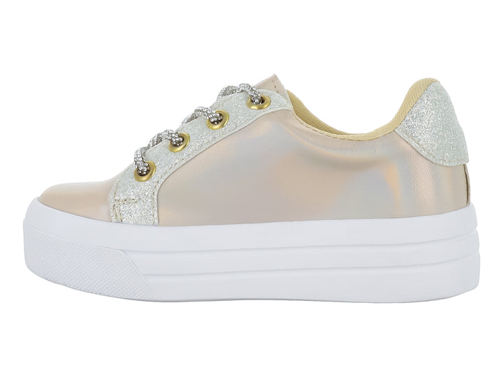 Tenis Kassandra color platino con detalles de glitter, cordones plateados y suela de plataforma blanca.