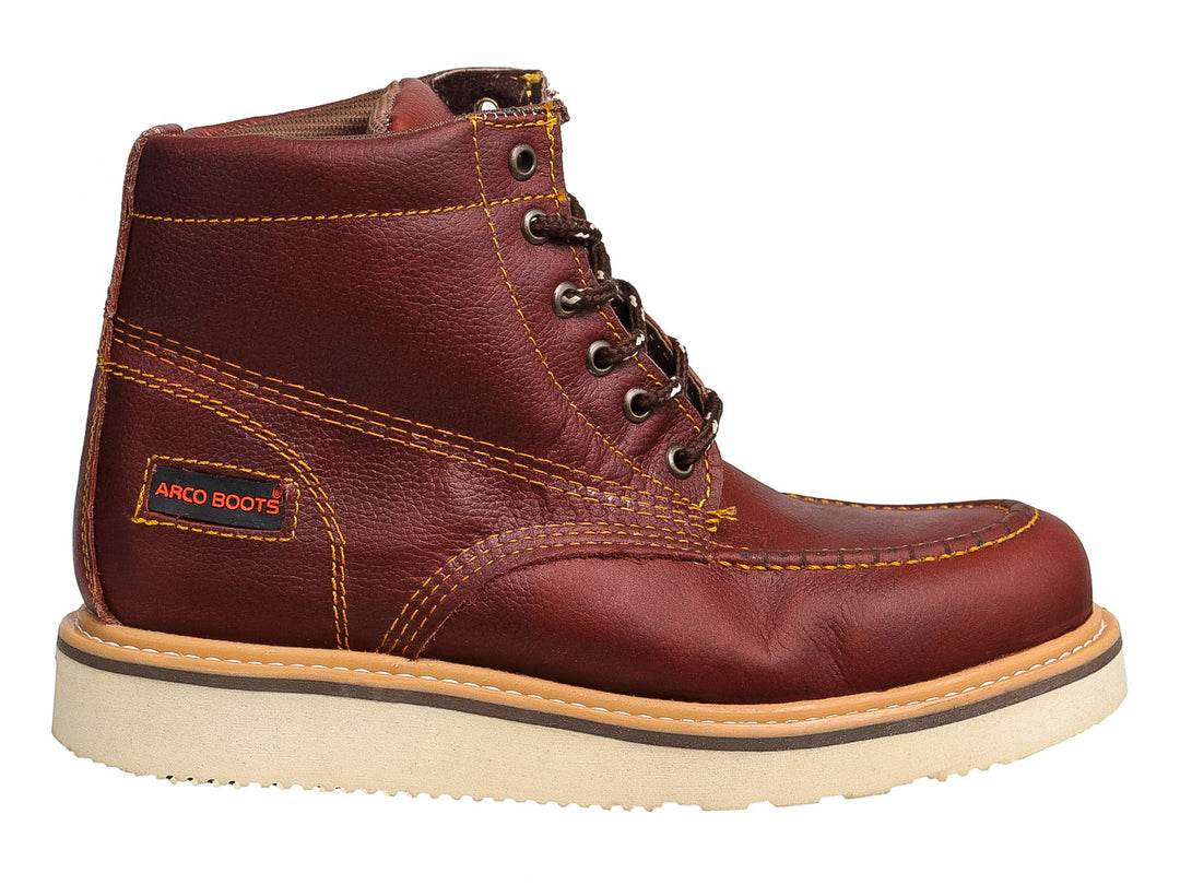 Bota de cuero color café con costuras contrastantes en amarillo y suela gruesa color beige.